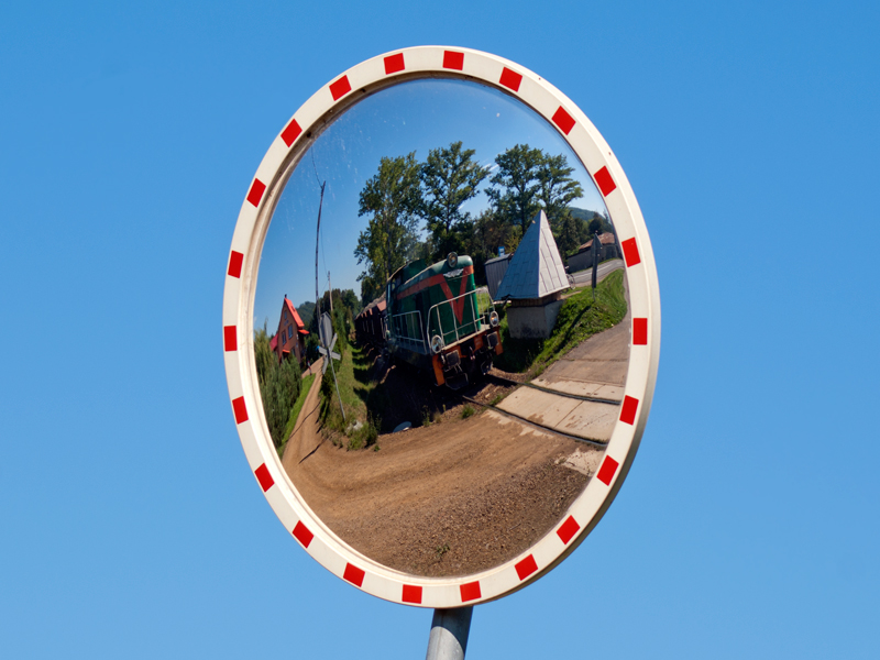 SM42-2058 w krzywym zwierciadle