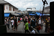 Kolejowy targ w Mae Klong